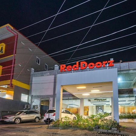 ホテル レッドドアーズ ニア バフ モール マナド Malalayang エクステリア 写真