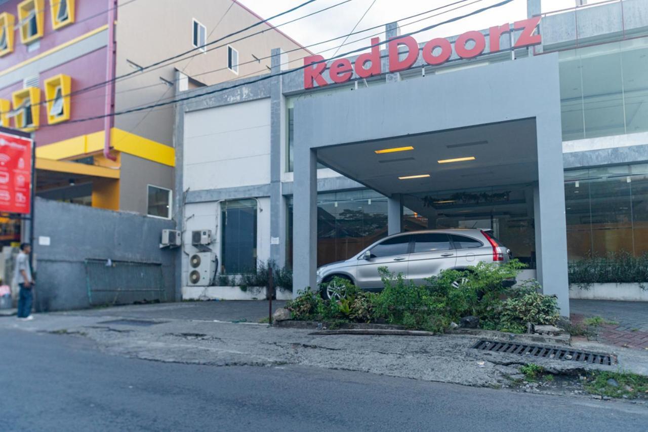 ホテル レッドドアーズ ニア バフ モール マナド Malalayang エクステリア 写真