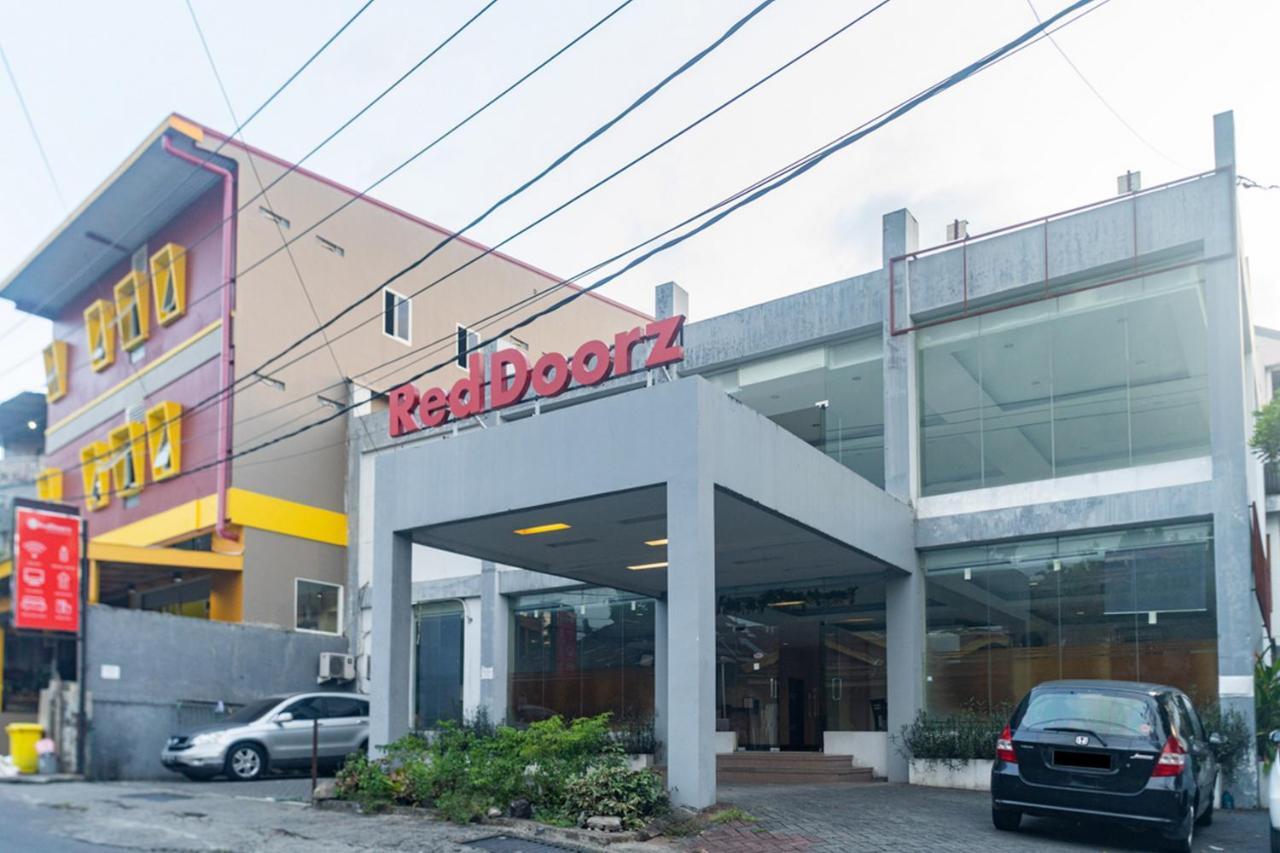 ホテル レッドドアーズ ニア バフ モール マナド Malalayang エクステリア 写真